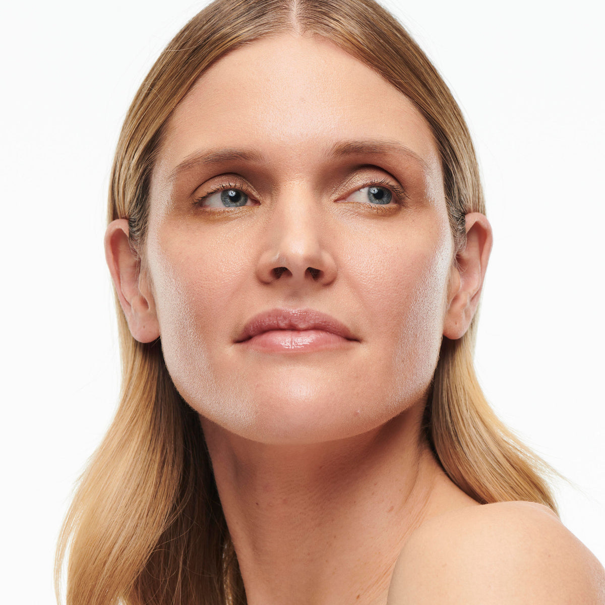 M.A.C Studio Radiance Serum-Powered Foundation in NC22, liquid foundation with a radiant finish, showcased in the image.