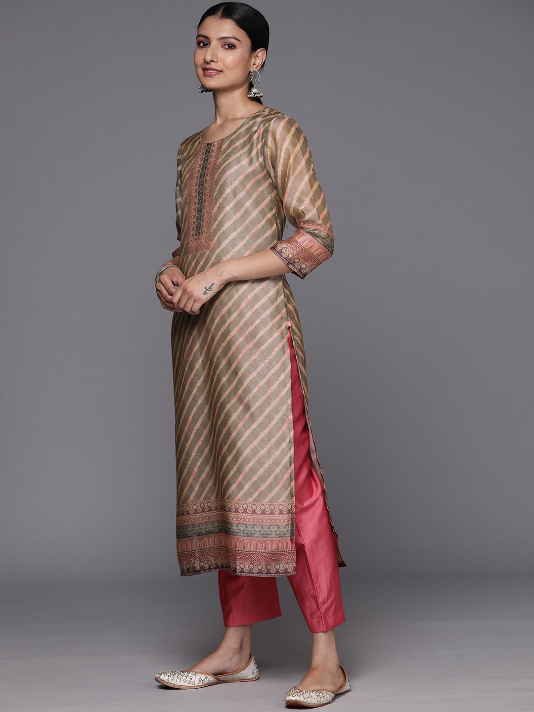Indyancart VA Women's Leheriya Striped Regular Kurta with Trousers & Dupatta