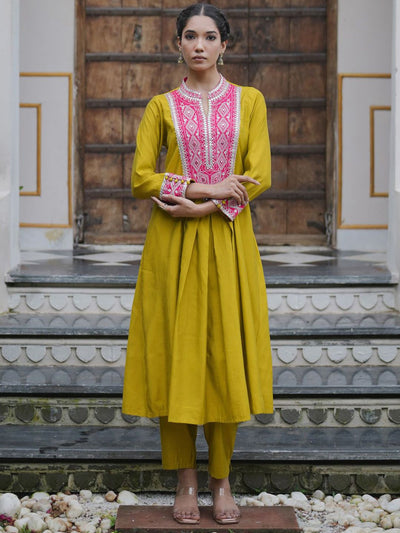 Indyancart IE Women Ethnic Motifs Embroidered Pleated Mirror Work Kurta with Trousers