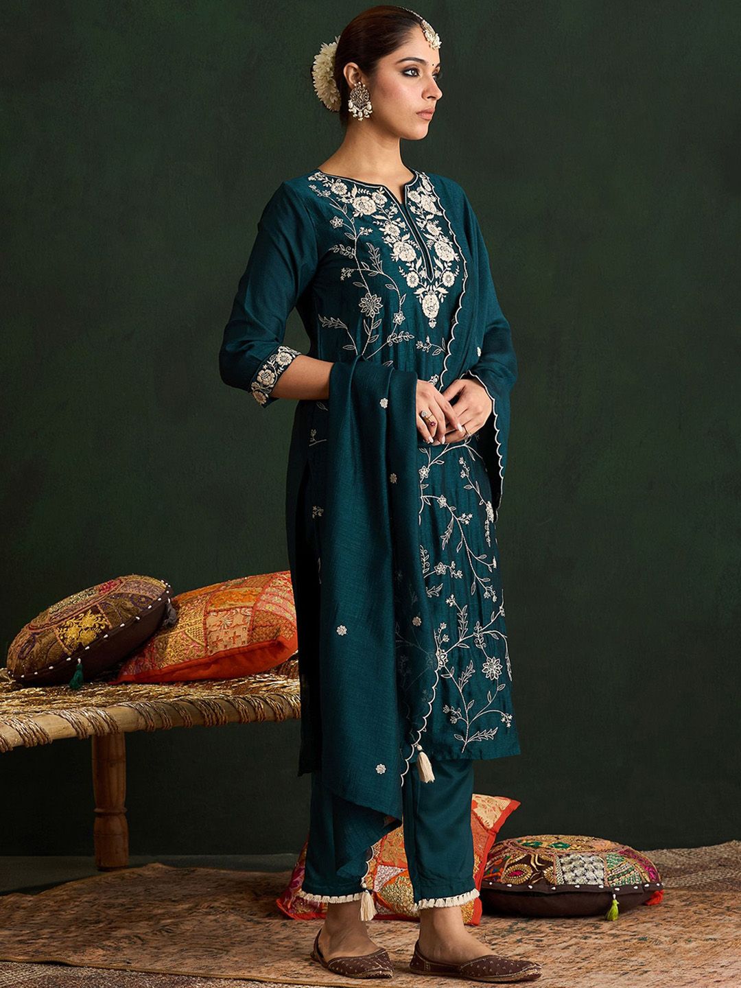Indyancart IE Women Floral Embroidered Regular Thread Work Kurta with Trousers & With Dupatta