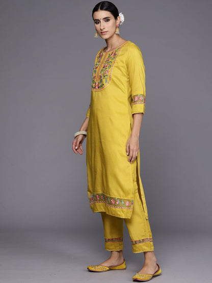 Indyancart IE Floral Embroidered Regular Thread Work Kurta with Trousers & Dupatta