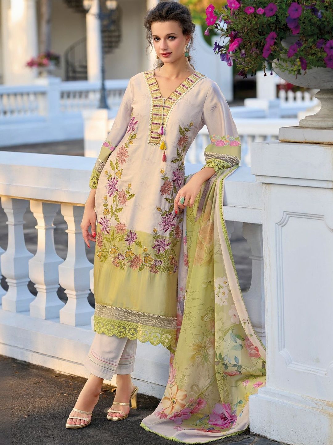 Floral Embroidered Regular Thread Work Kurta With Trouser & Dupatta