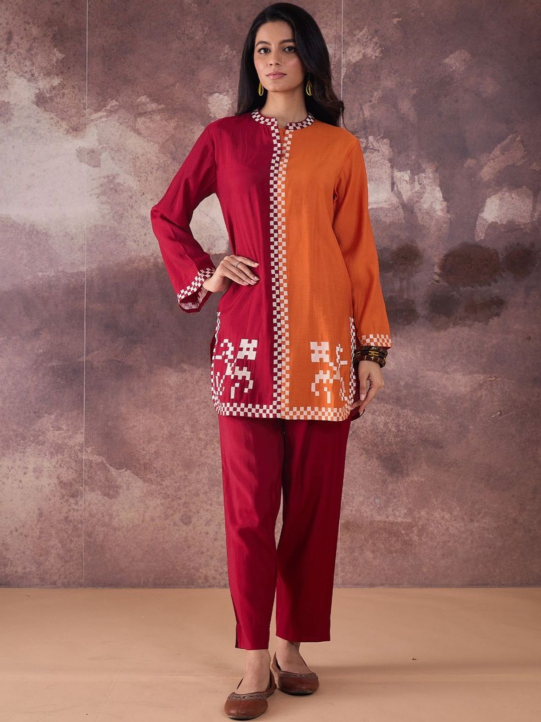 Geometric Thread Work Round Neck Straight Kurta With Trouser