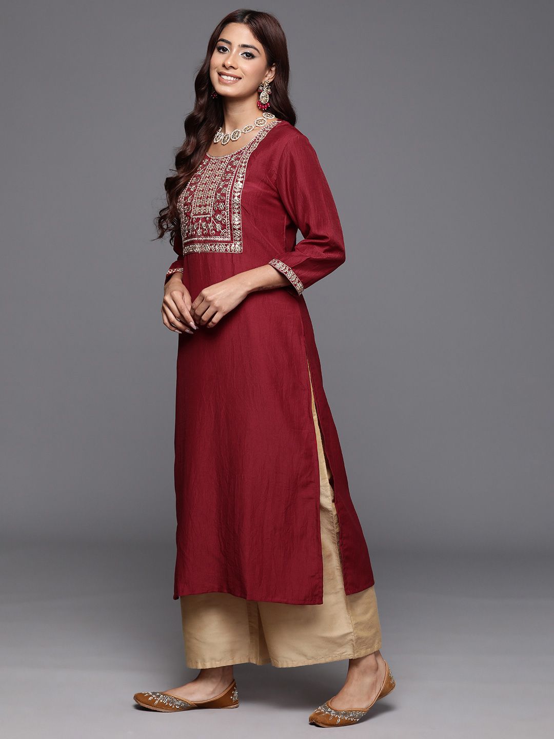 Indyancart IE Women Floral Embroidered Sequinned Kurta