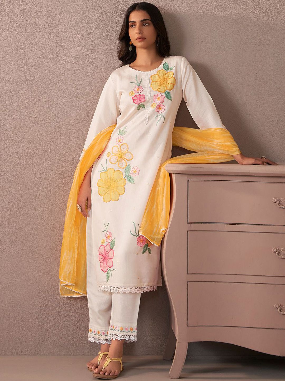 Women Floral Embroidered Regular Thread Work Kurta with Trousers & With Dupatta