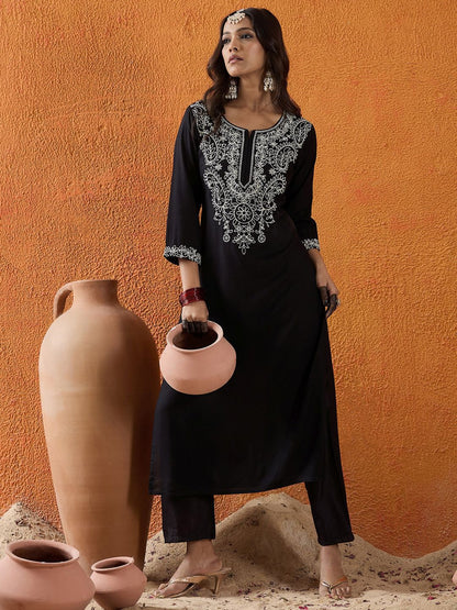 Indyancart IE Paisley Yoke Design Notch Neck Thread Work Straight Kurta