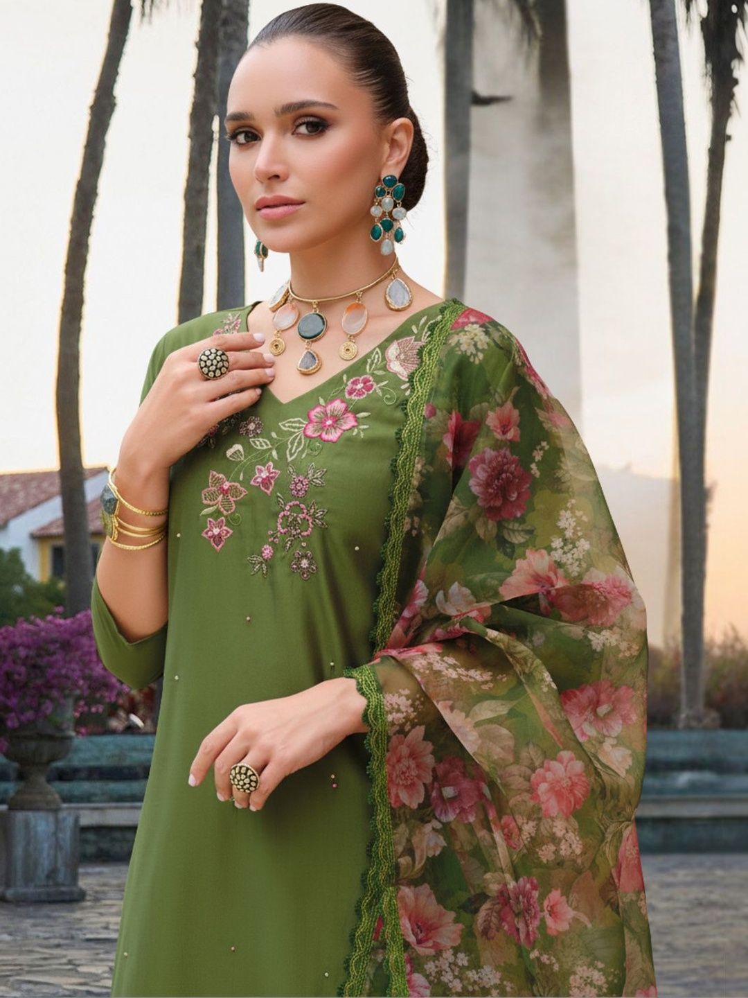 Women Floral Embroidered Regular Thread Work Liva Kurta with Trousers & With Dupatta