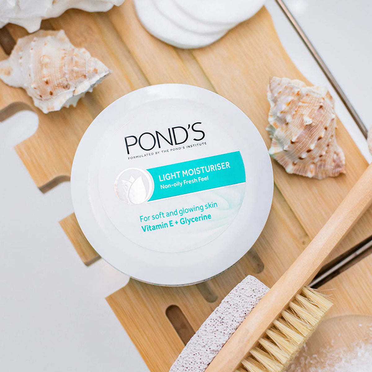 Ponds Light Moisturiser Non-Oily Fresh Feel With Vitamin E + Glycerine
