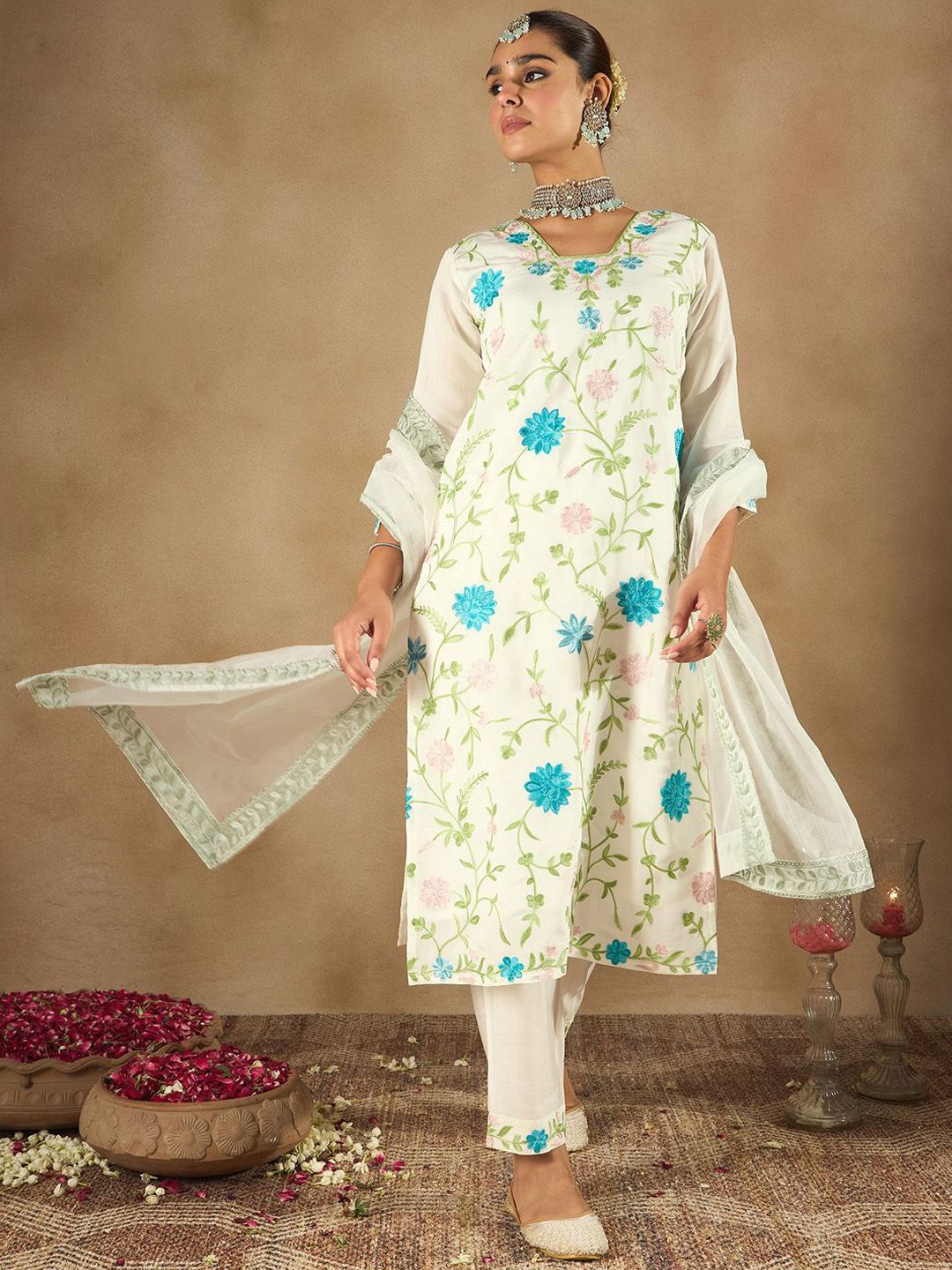 Indyancart IE Women Floral Embroidered Regular Thread Work Kurta with Trousers & With Dupatta