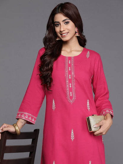 Indyancart IE Women Embroidered Sequinned Floral Kurta