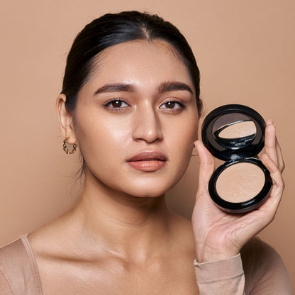 Europe Girl Mineralize Skin Finish compact powder in shade 50, with a smooth, pressed face powder and subtle shimmer finish.