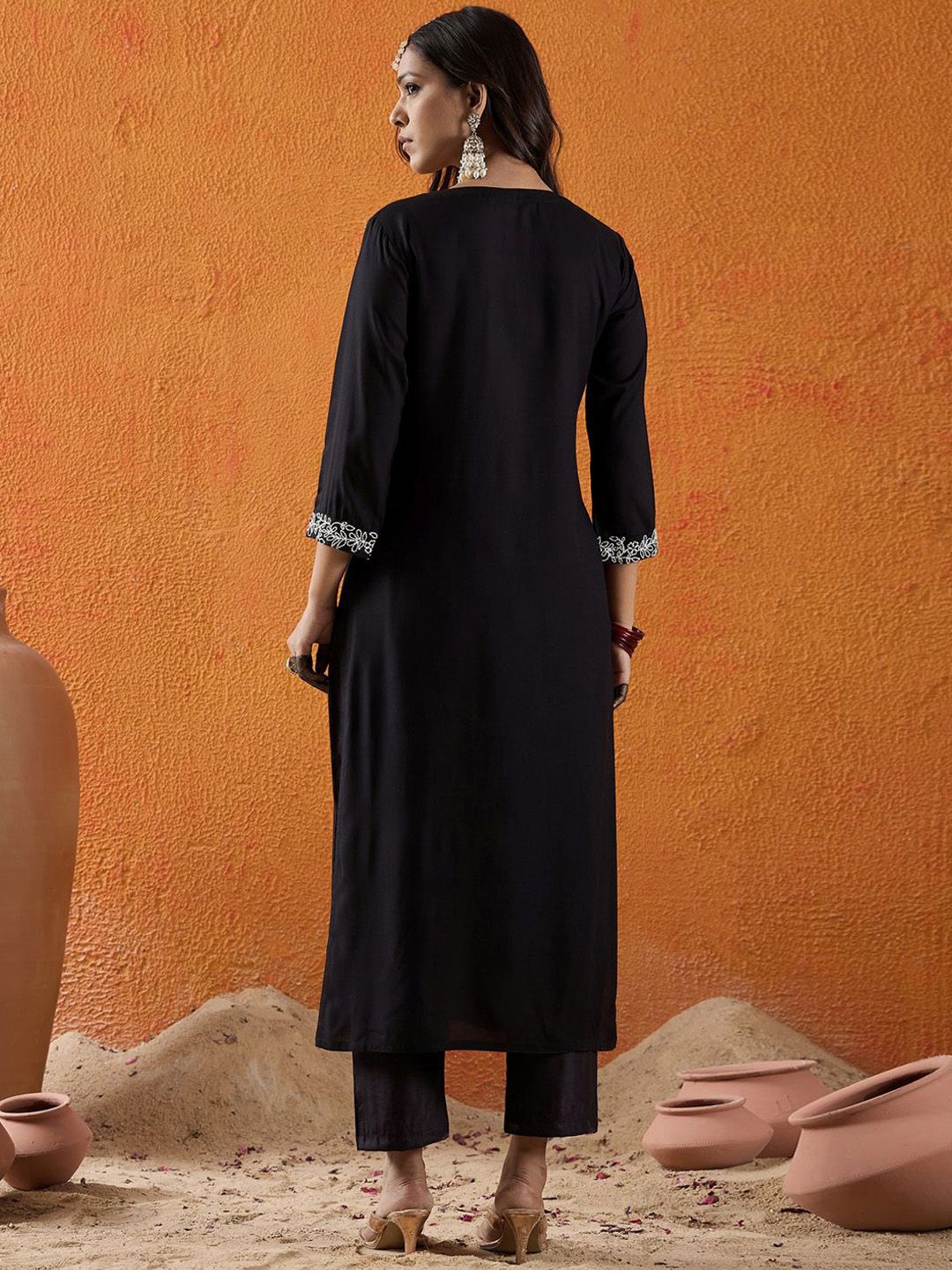 Indyancart IE Paisley Yoke Design Notch Neck Thread Work Straight Kurta