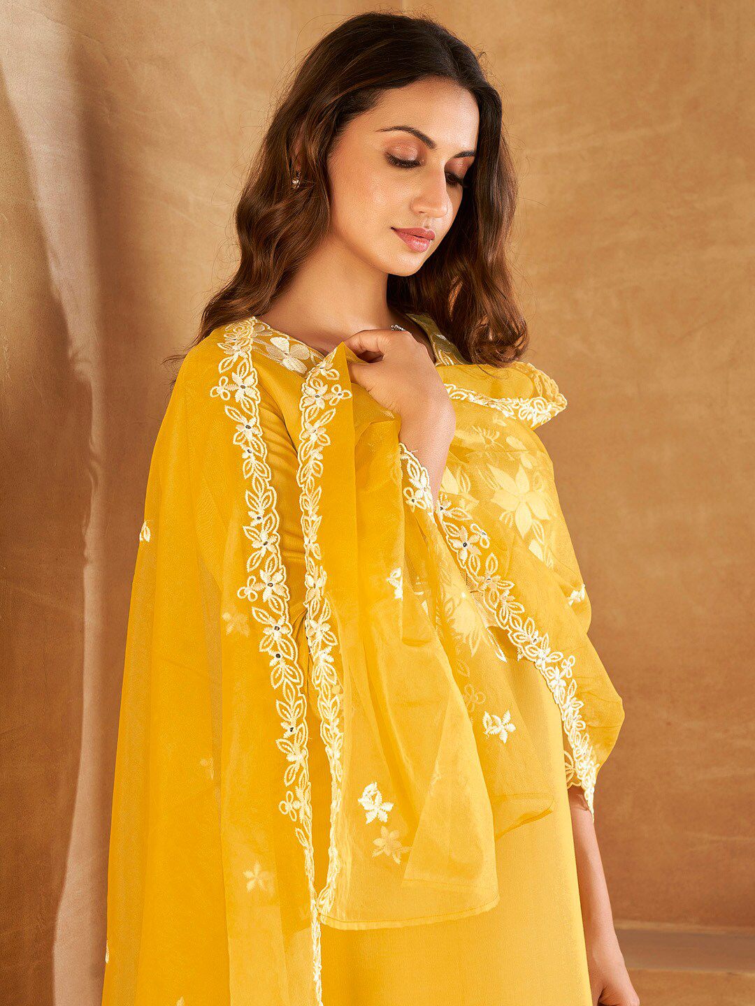 Floral Embroidered V-neck Regular Thread Work Kurta with Trousers & With Dupatta