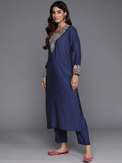 Indyancart VA Women's Floral Embroidered Thread Work Straight Kurta & Trousers With Dupatta