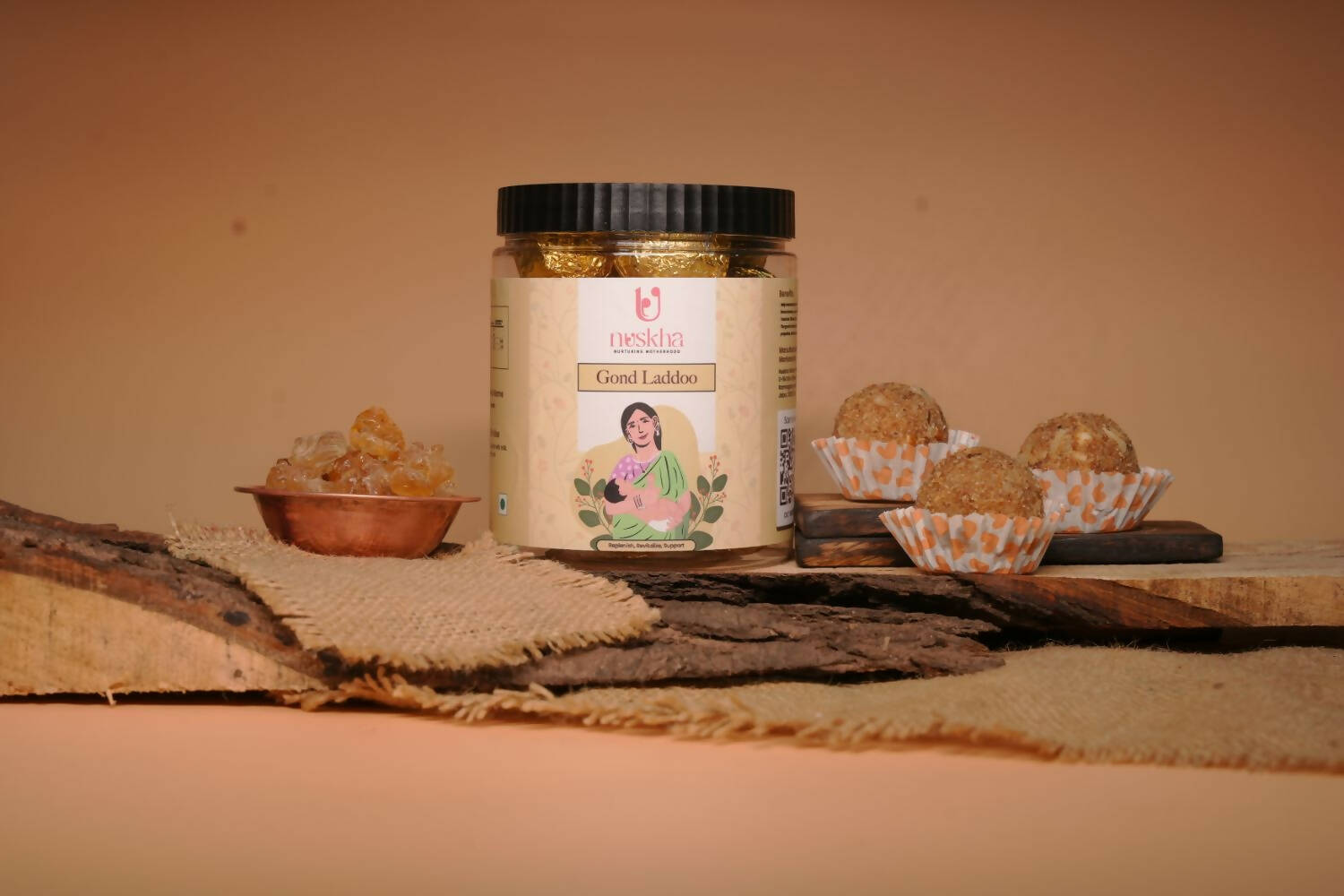 Nuskha Gond Laddoo, traditional North Indian sweet made with gond, nuts, and jaggery, displayed in a bowl on a wooden surface.