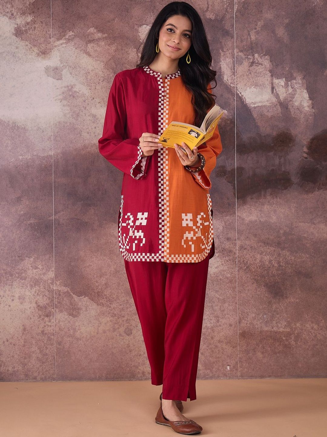 Geometric Thread Work Round Neck Straight Kurta With Trouser