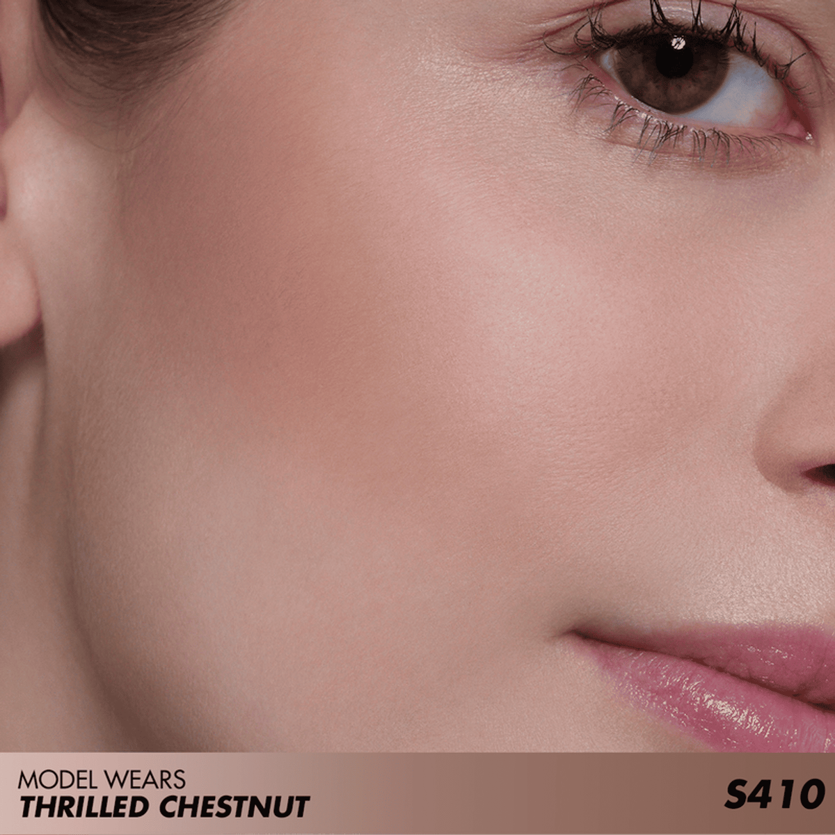 MAKE UP FOR EVER Artist Face Powder Sculpt in S400 Precious Latte, close-up of the pressed face powder compact with shade indicator