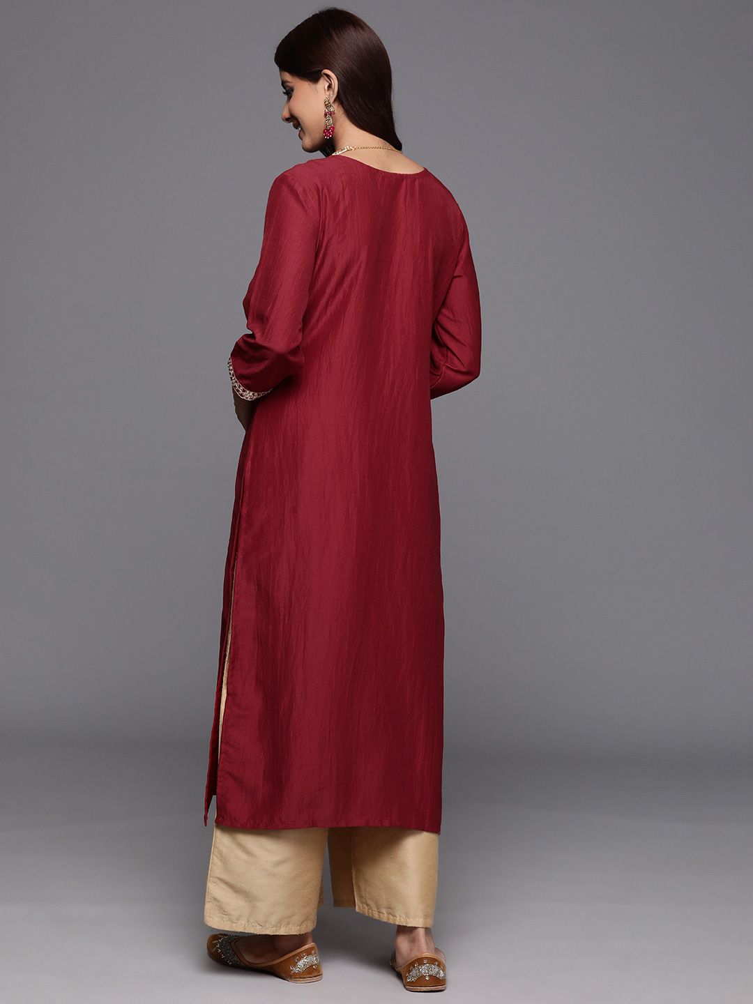 Indyancart IE Women Floral Embroidered Sequinned Kurta