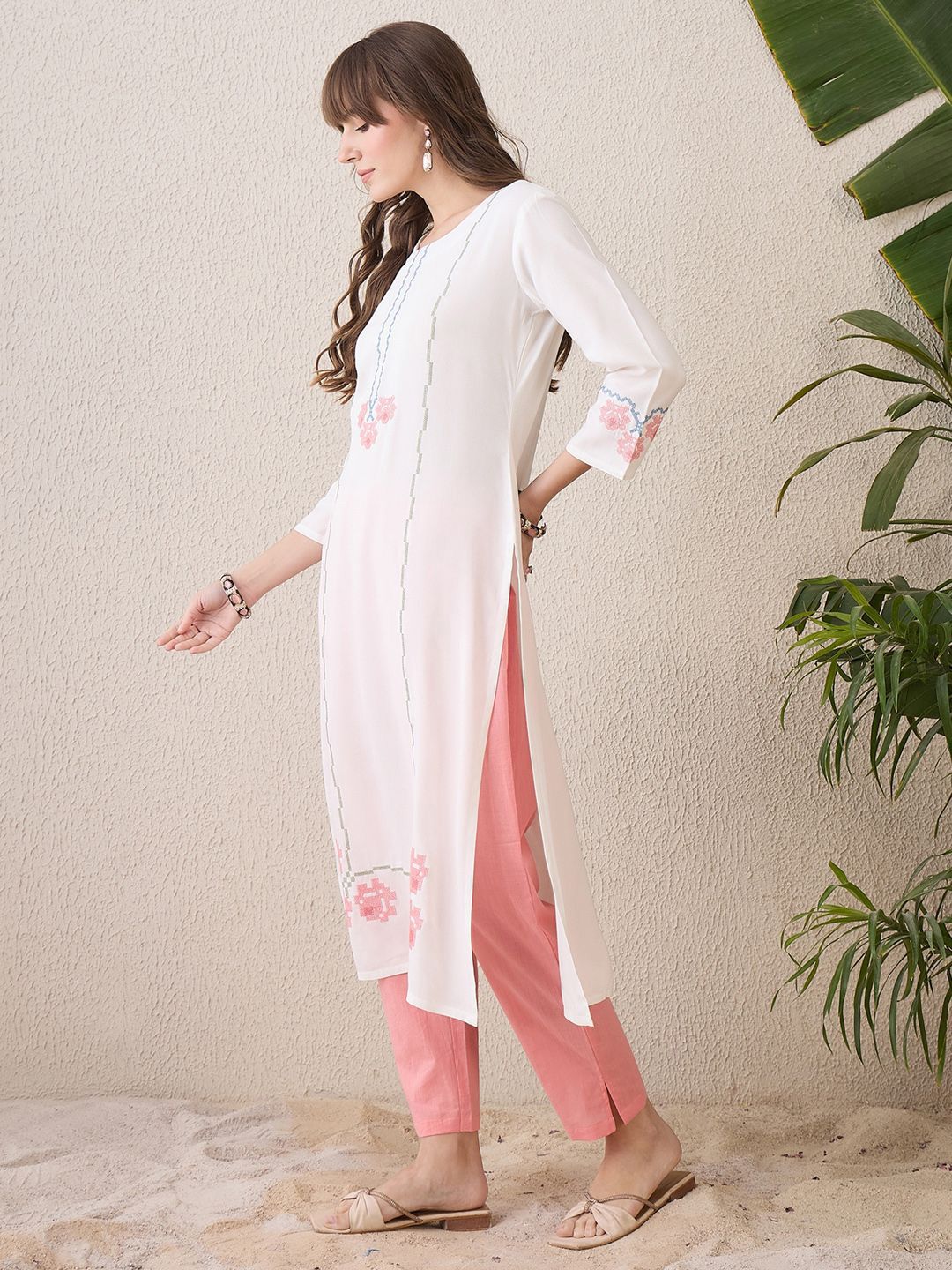 Indyancart IE Geometric Embroidered Thread Work Straight Kurta
