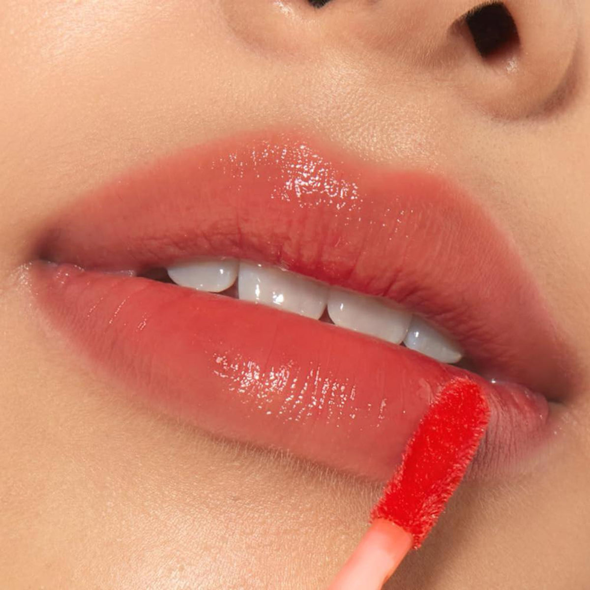 ETUDE Glow Fixing Tint in shade 06 Peach Blended, showcasing the vibrant peach-colored lip tint applied on lips.