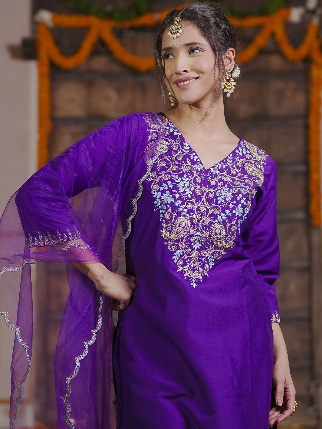 Women Floral Embroidered Regular Thread Work Kurta with Trousers & With Dupatta