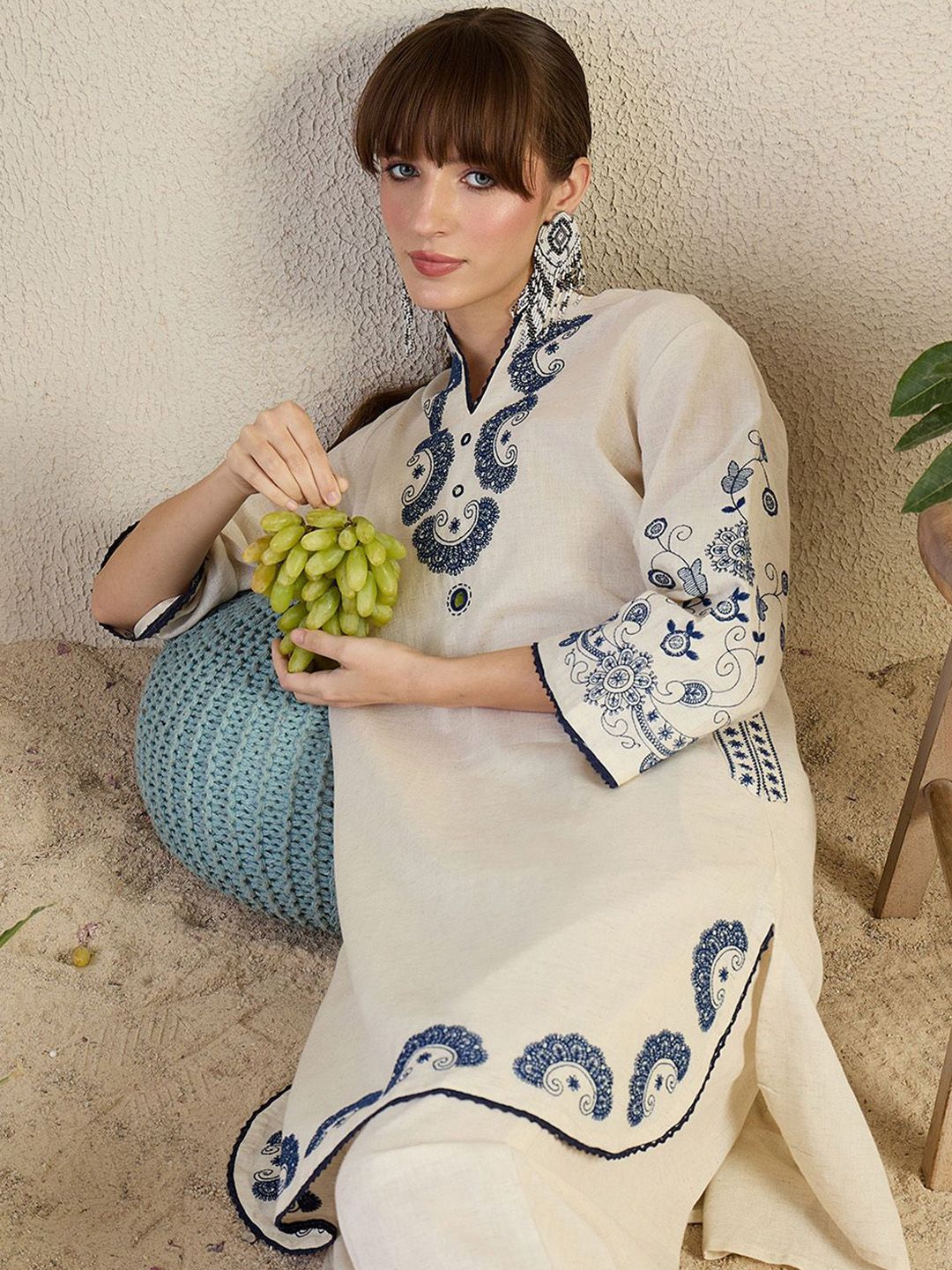 Women Ethnic Motifs Embroidered Kurta with Trousers