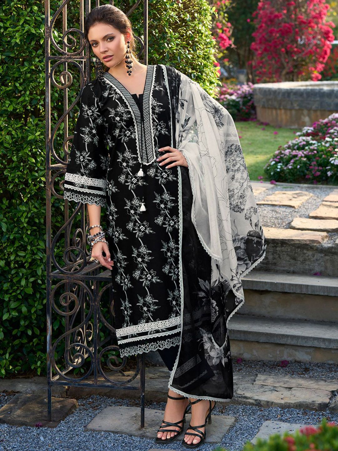 Women Floral Embroidered Regular Thread Work Pure Cotton Kurta Set