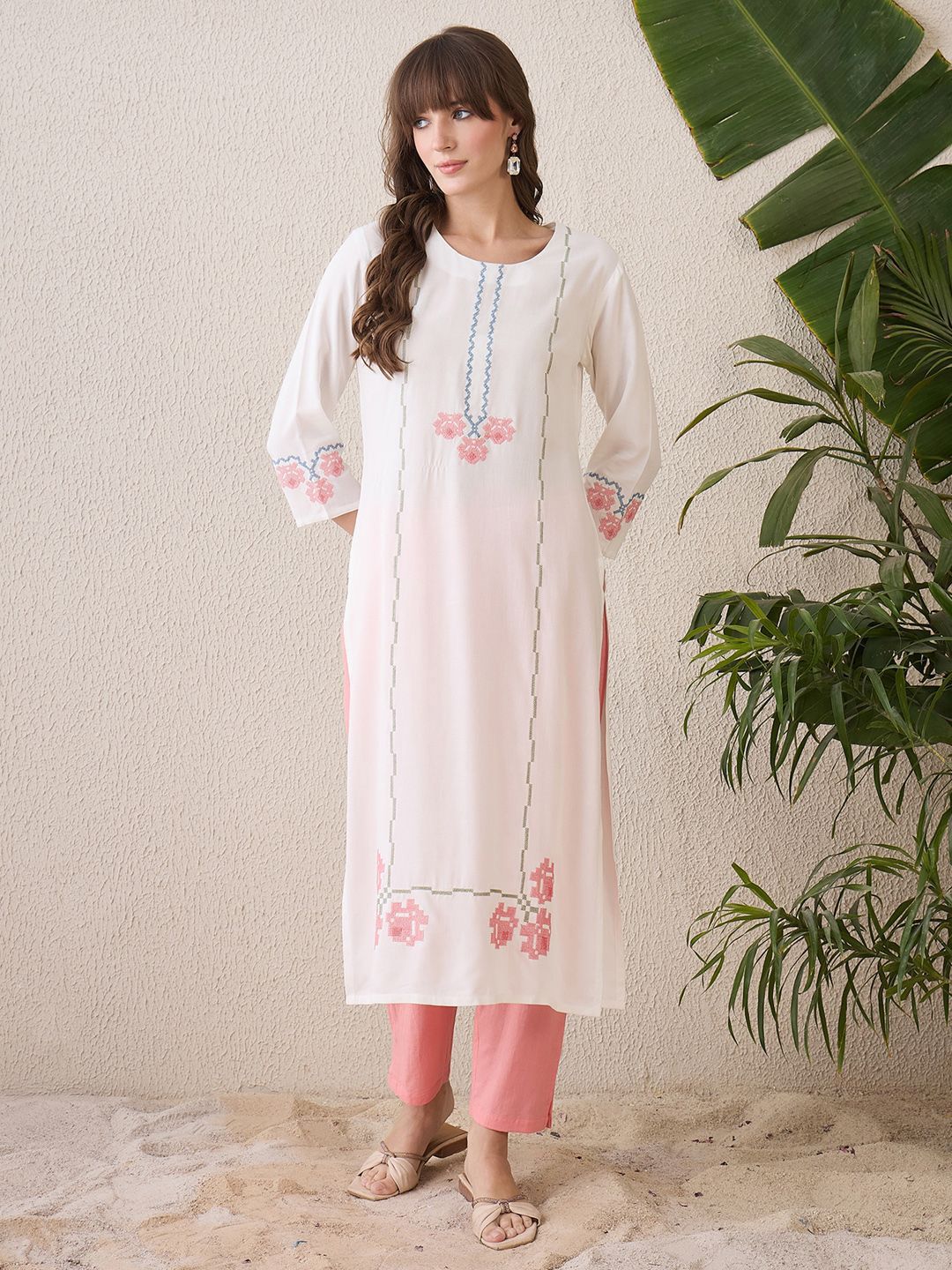 Indyancart IE Geometric Embroidered Thread Work Straight Kurta