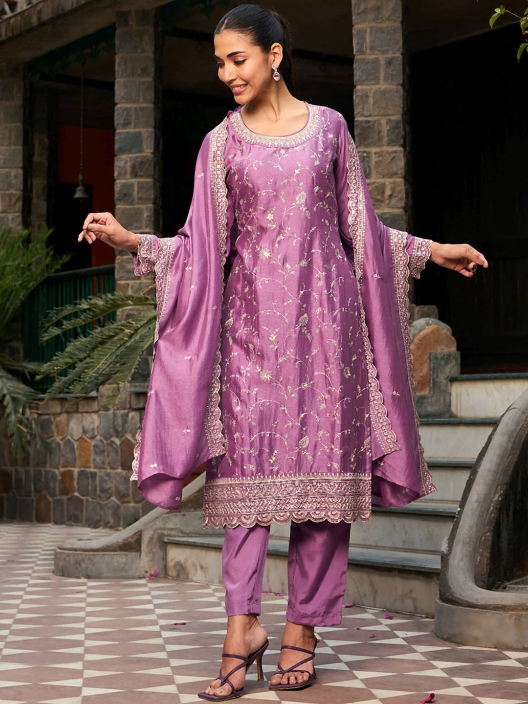 Floral Embroidered Regular Thread Work Straight Kurta with Trousers & Dupatta