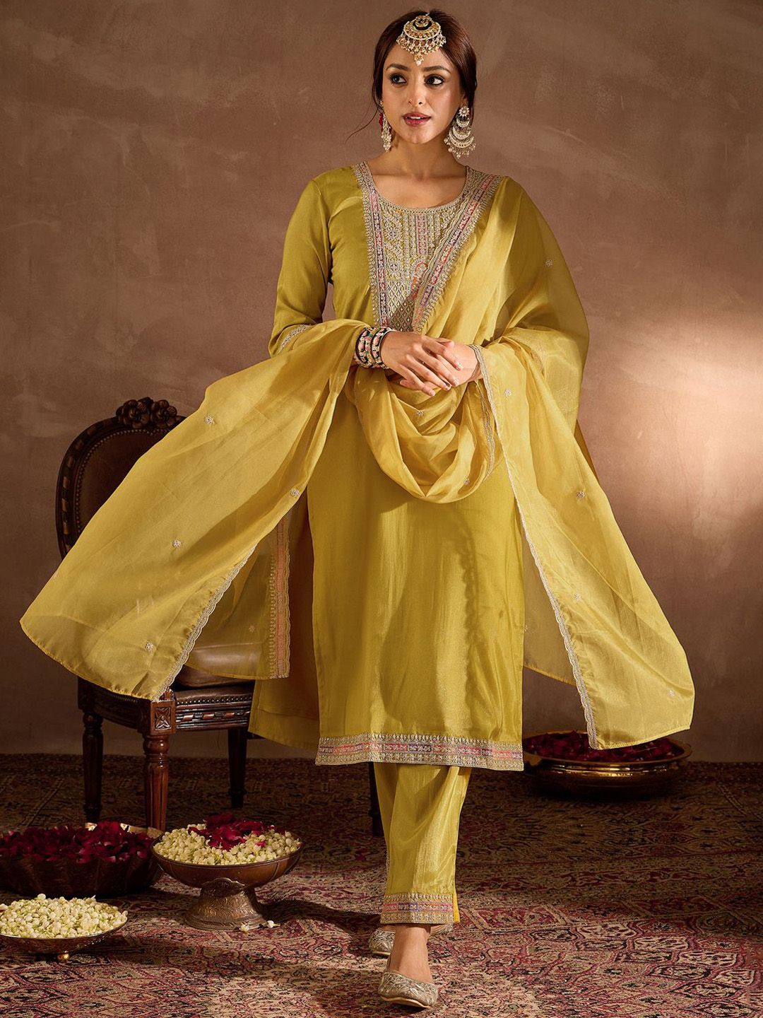 Floral Yoke Design Thread Work Straight Kurta