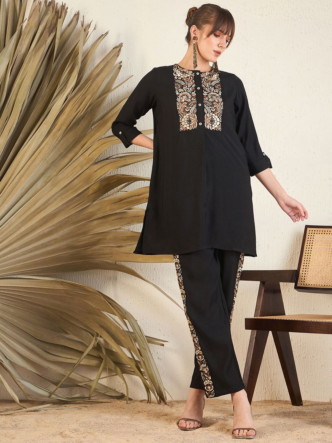 Women Floral Yoke Design Regular Thread Work Kurti with Trousers