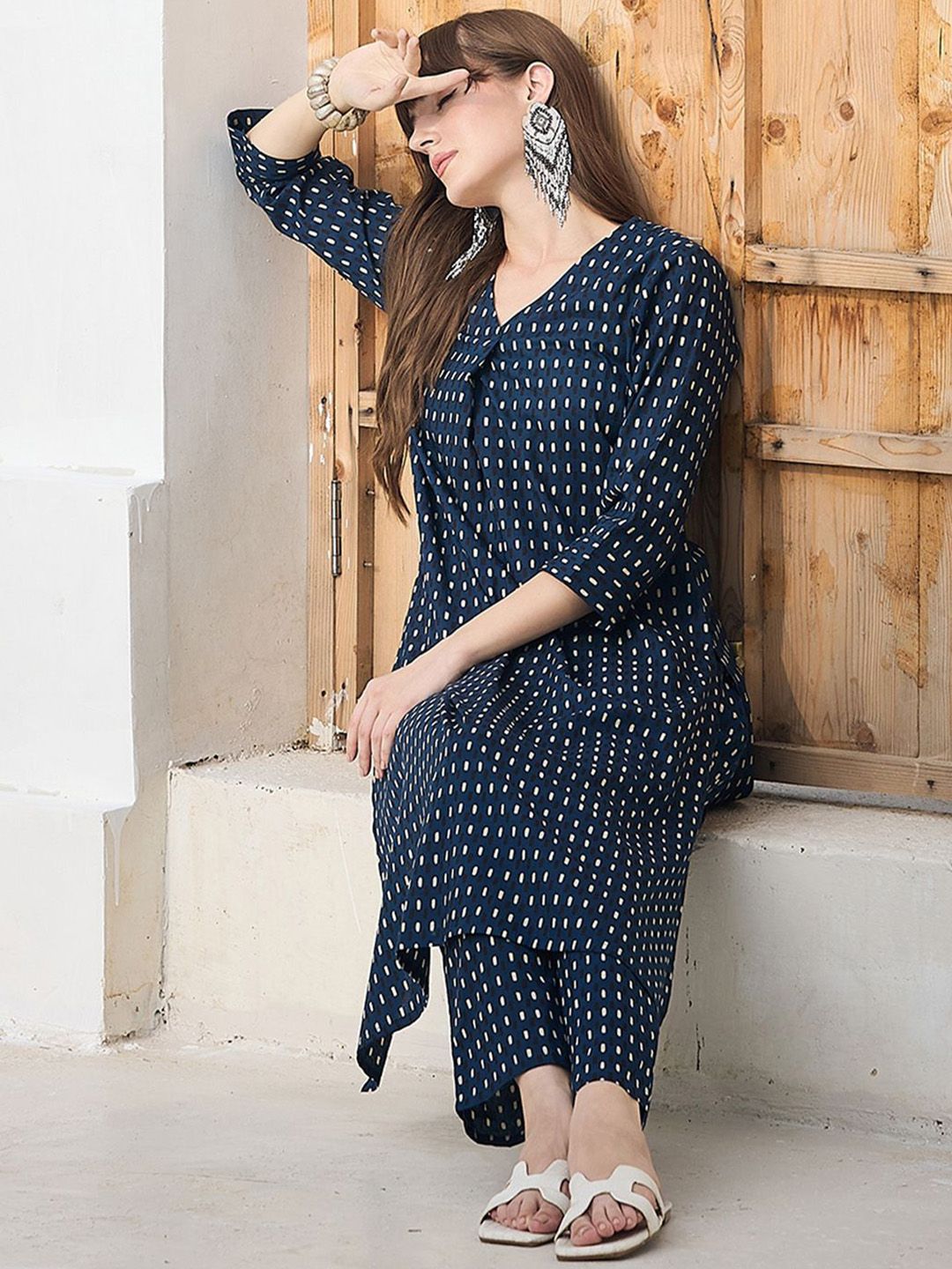 Women Geometric Printed Cotton Kurta with Trousers