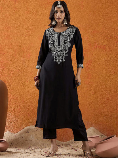 Indyancart IE Paisley Yoke Design Notch Neck Thread Work Straight Kurta