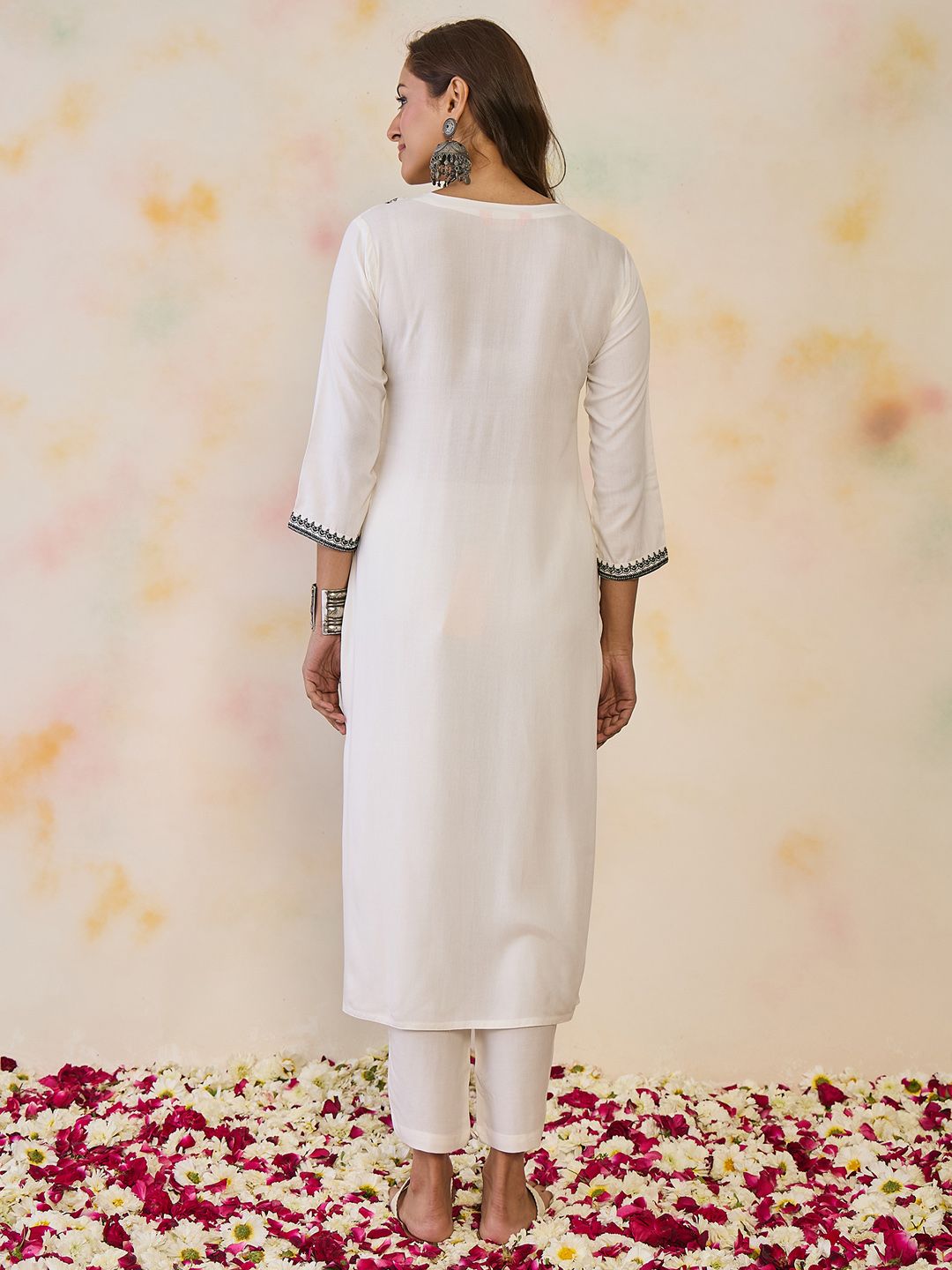 Indyancart IE Women Ethnic Motifs Embroidered Thread Work Floral Kurta