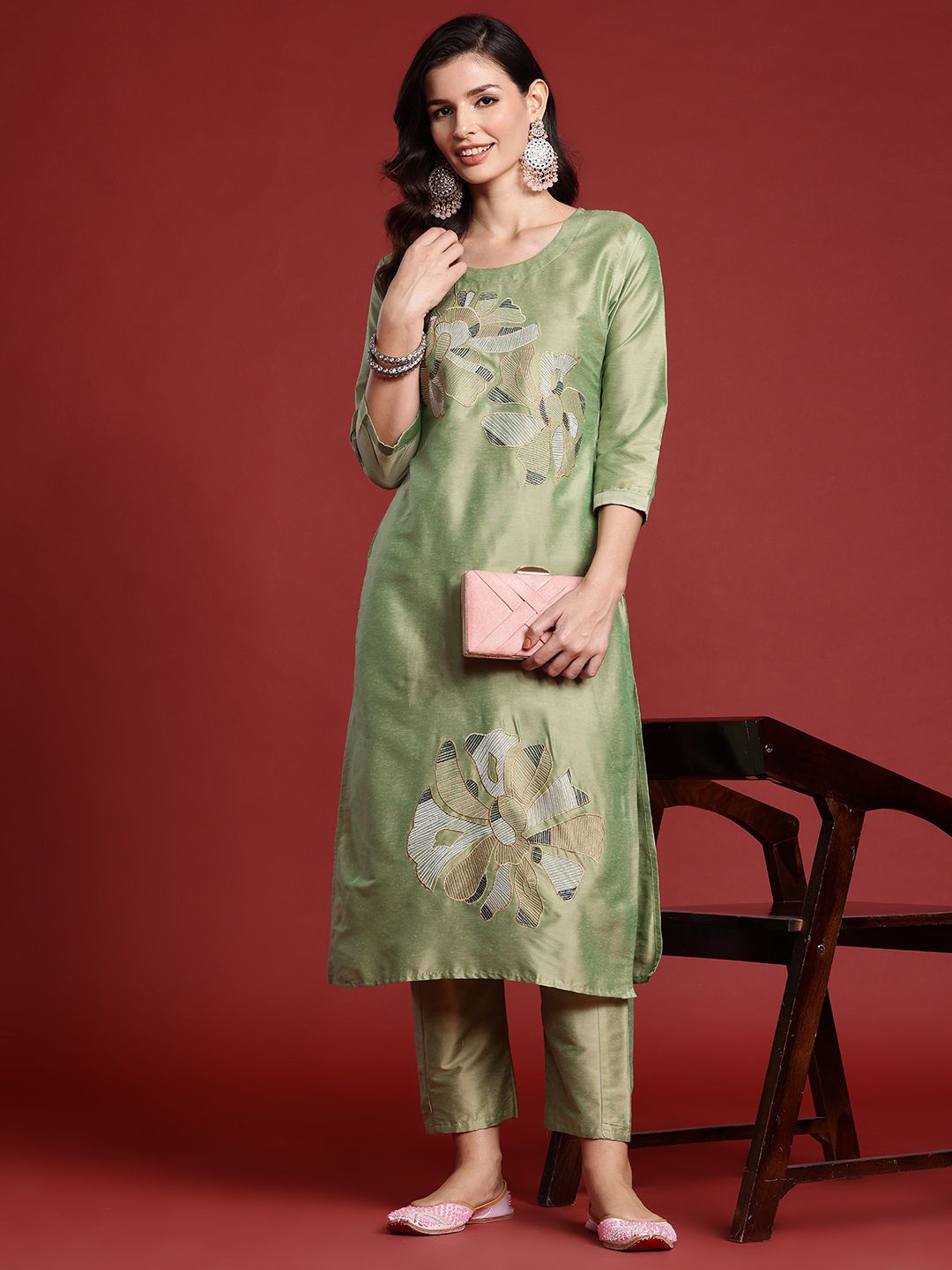 Indyancart IE Floral Embroidered Thread Work Kurta with Trousers