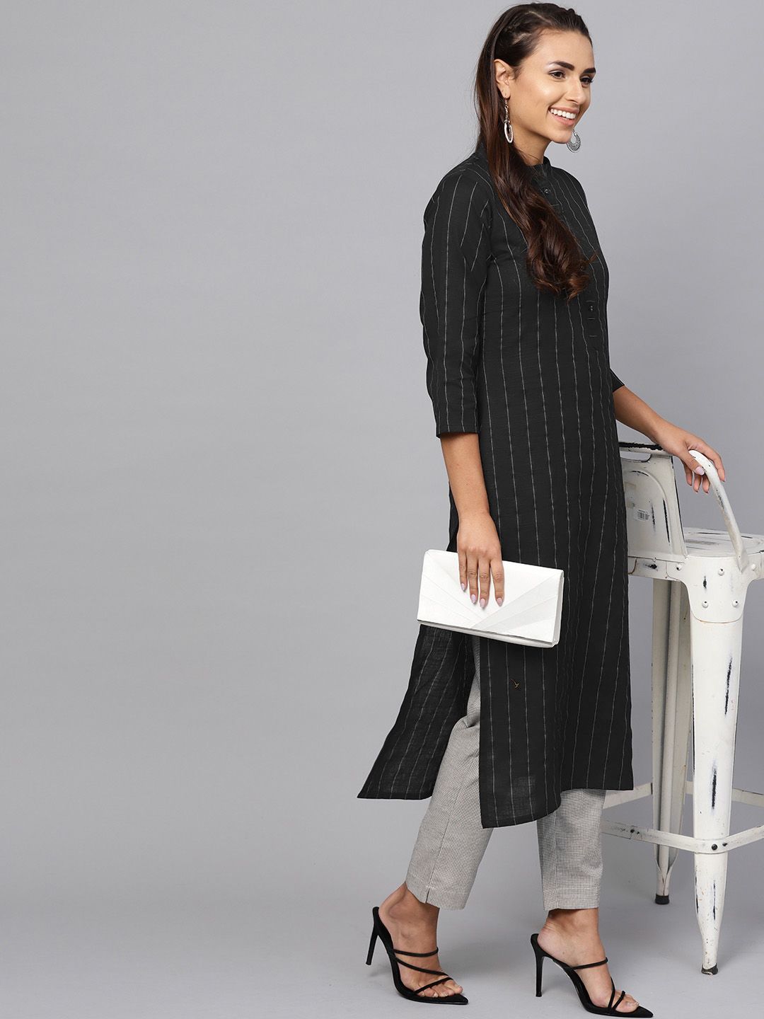 Indyancart IE Women Black & Off-White Striped Straight Kurta