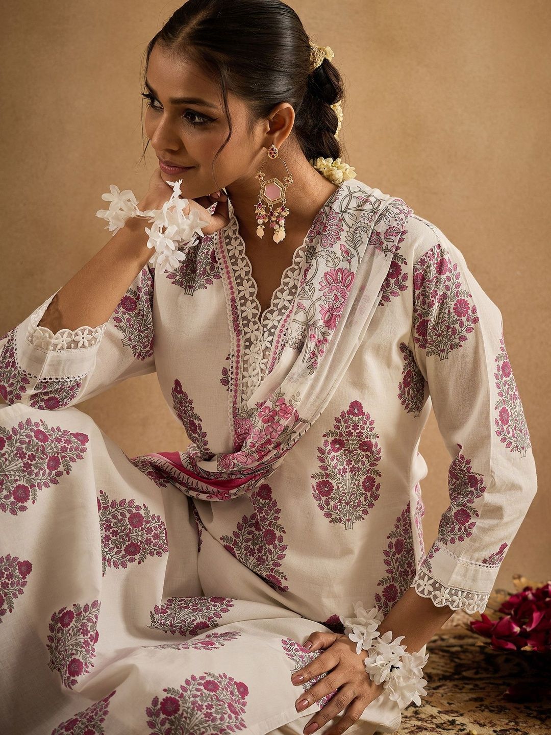 Women Floral Printed Regular Thread Work Pure Cotton Kurta with Trousers & With Dupatta