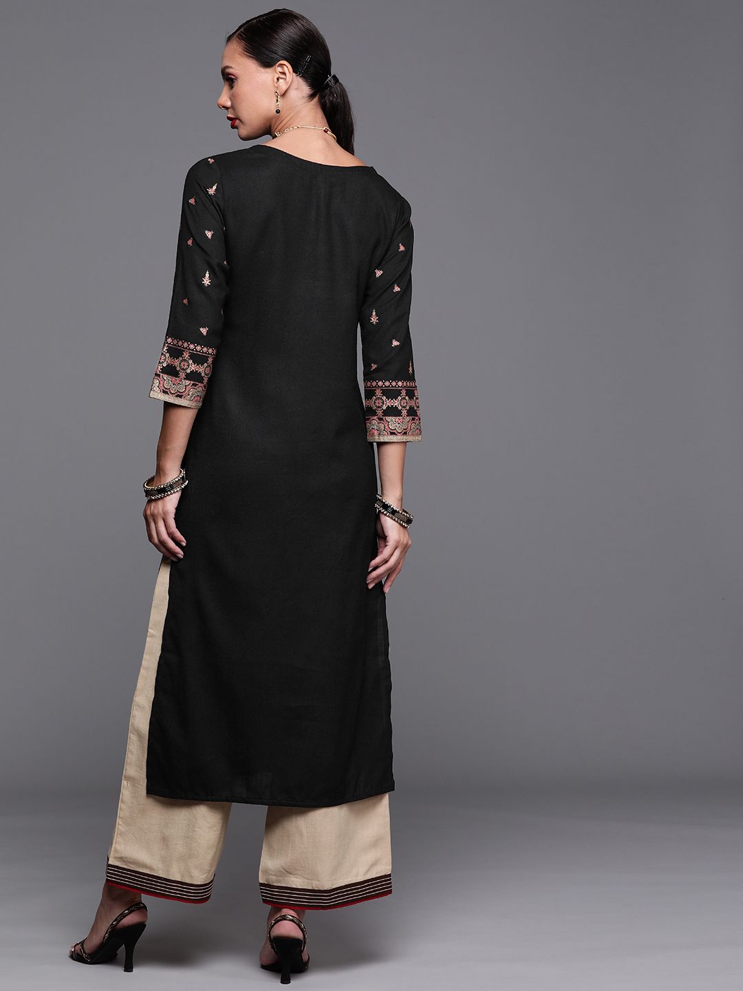Indyancart IE Women Black & Gold-Toned Ethnic Motifs Foil Print Keyhole Neck Straight Kurta