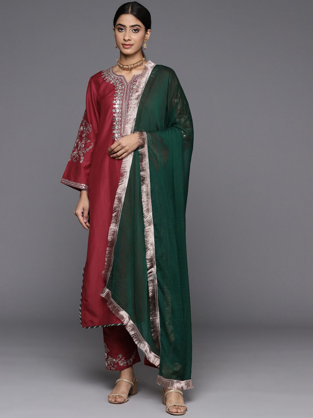 Indyancart VA Women'sRound Neck Ethnic Motifs Embroidered Regular Kurta Set