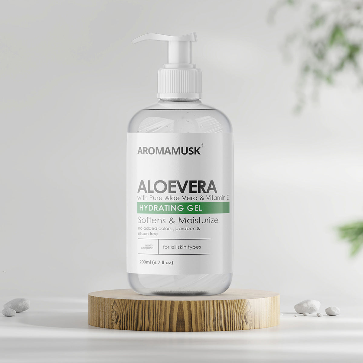 AromaMusk Aloe Vera Hydrating Gel with pure aloe vera and vitamin E, shown in a clear jar with fresh aloe leaves.