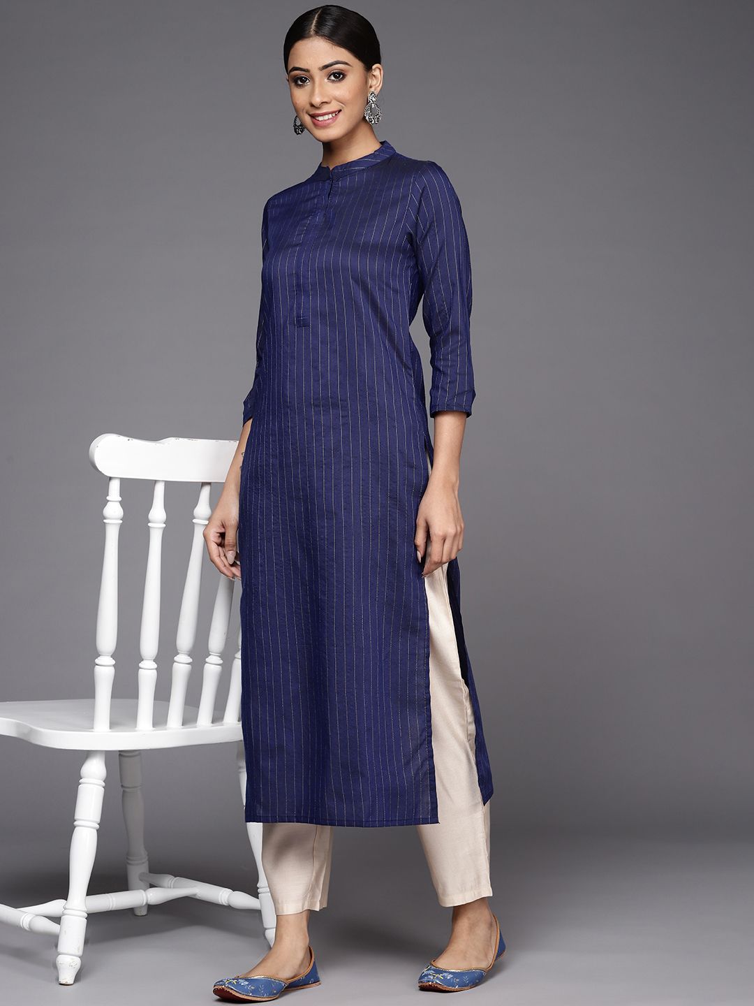 Indyancart IE Women Navy Blue Striped Kurta