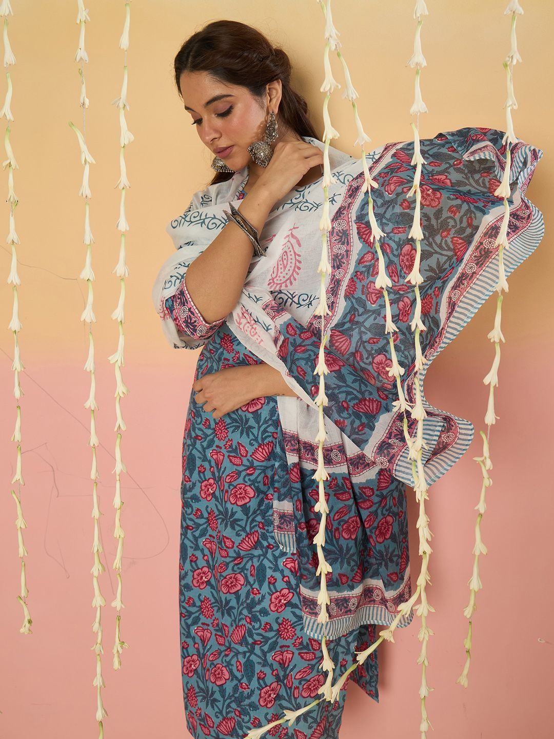 Women Floral Printed Regular Thread Work Pure Cotton Kurta with Trousers & With Dupatta