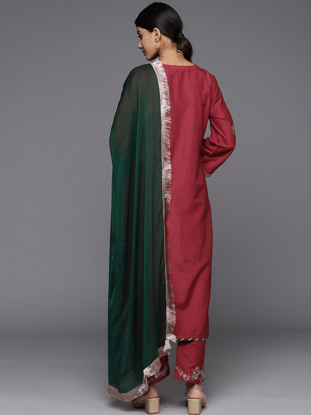 Indyancart VA Women'sRound Neck Ethnic Motifs Embroidered Regular Kurta Set
