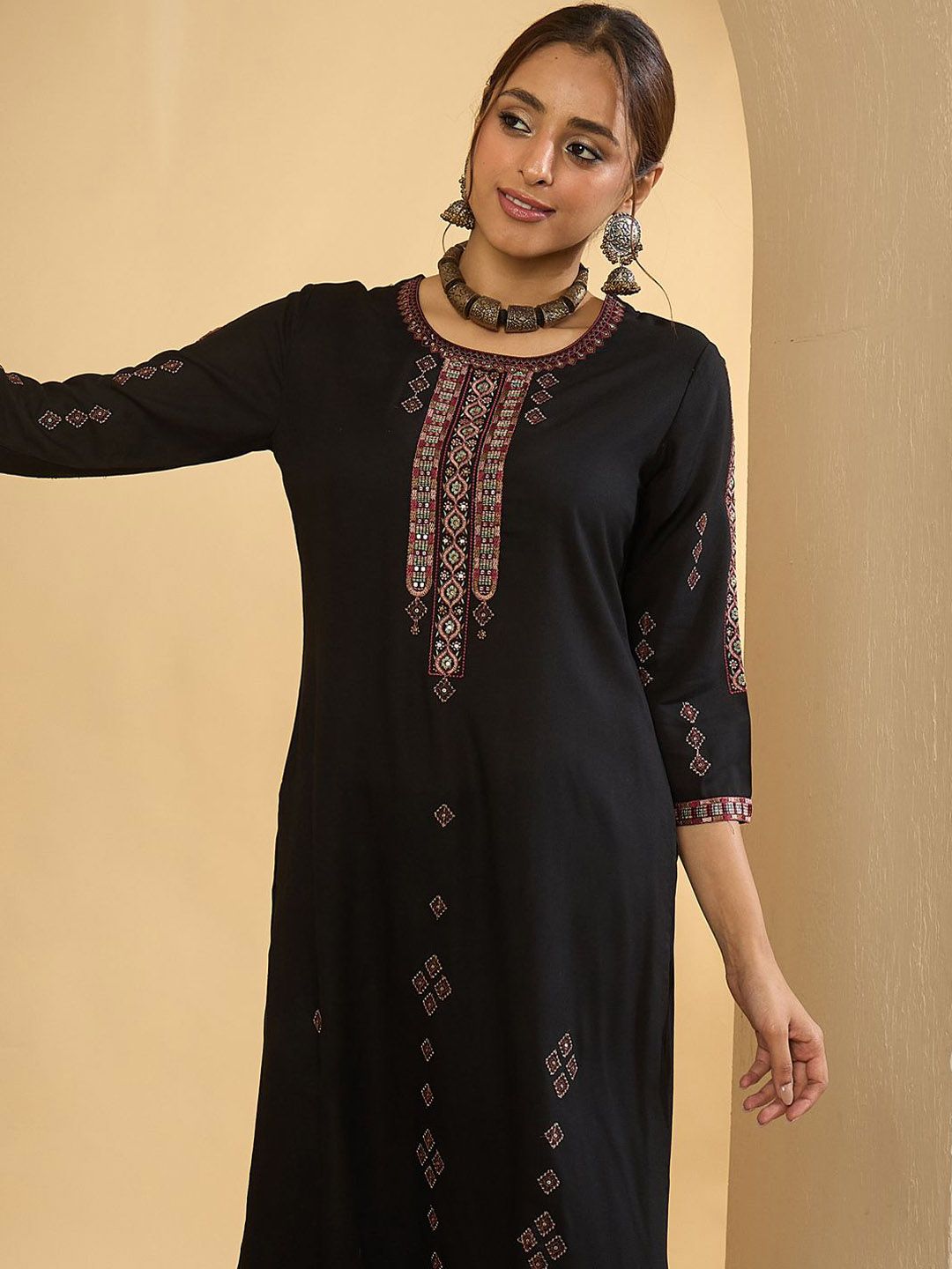 Women Ethnic Motifs Embroidered Regular Thread Work Kurta Sets
