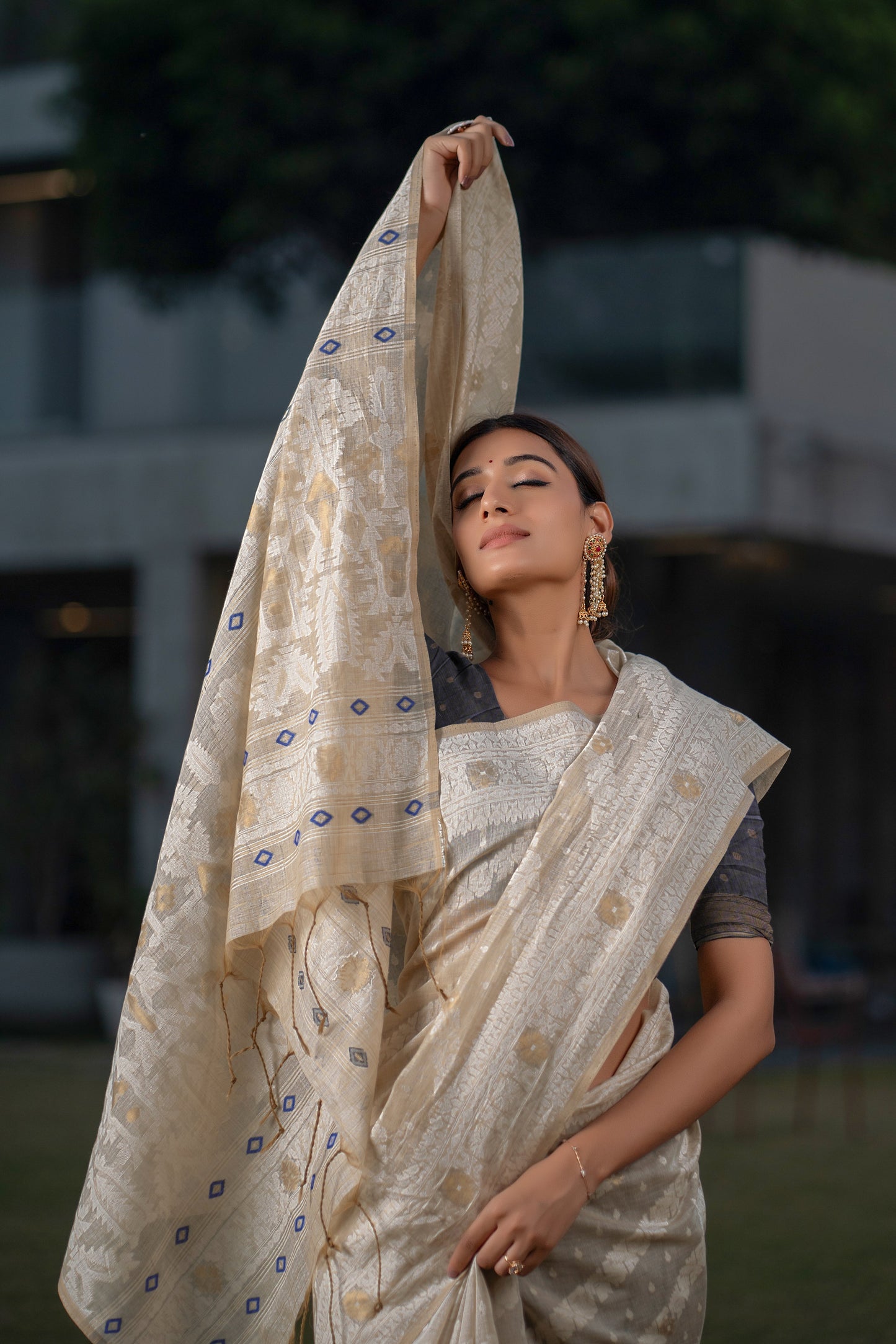 Dhiyona GR Women's Adah Tempting Navy Mul Cotton Chanderi Jamdani Saree With Contrast Blouse