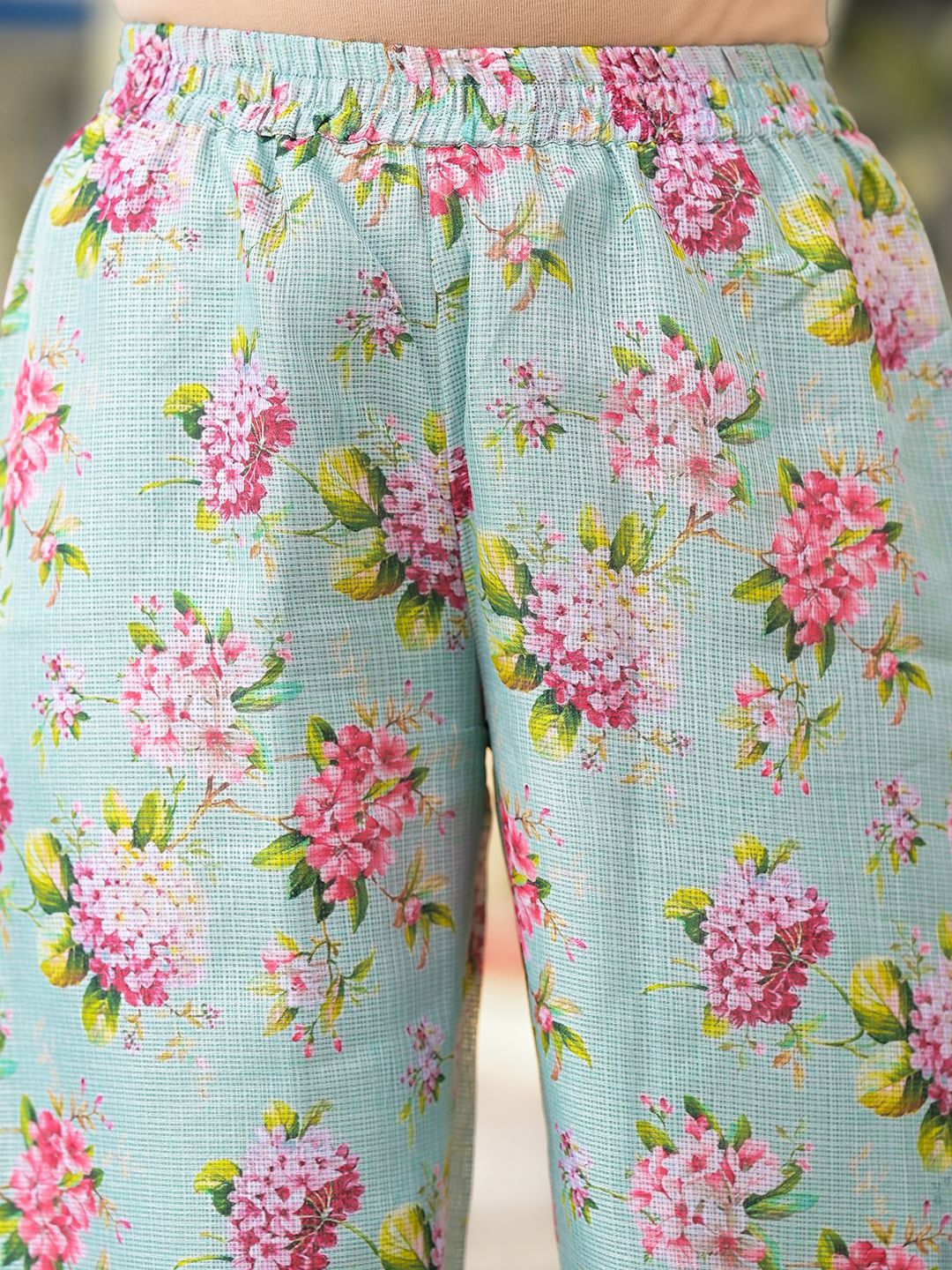 Indyancart VA Women'sFloral Printed Mandarin Collar Regular Kurta With Trousers