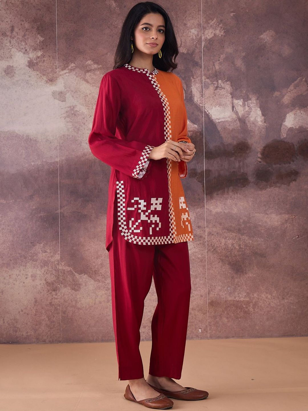 Geometric Thread Work Round Neck Straight Kurta With Trouser