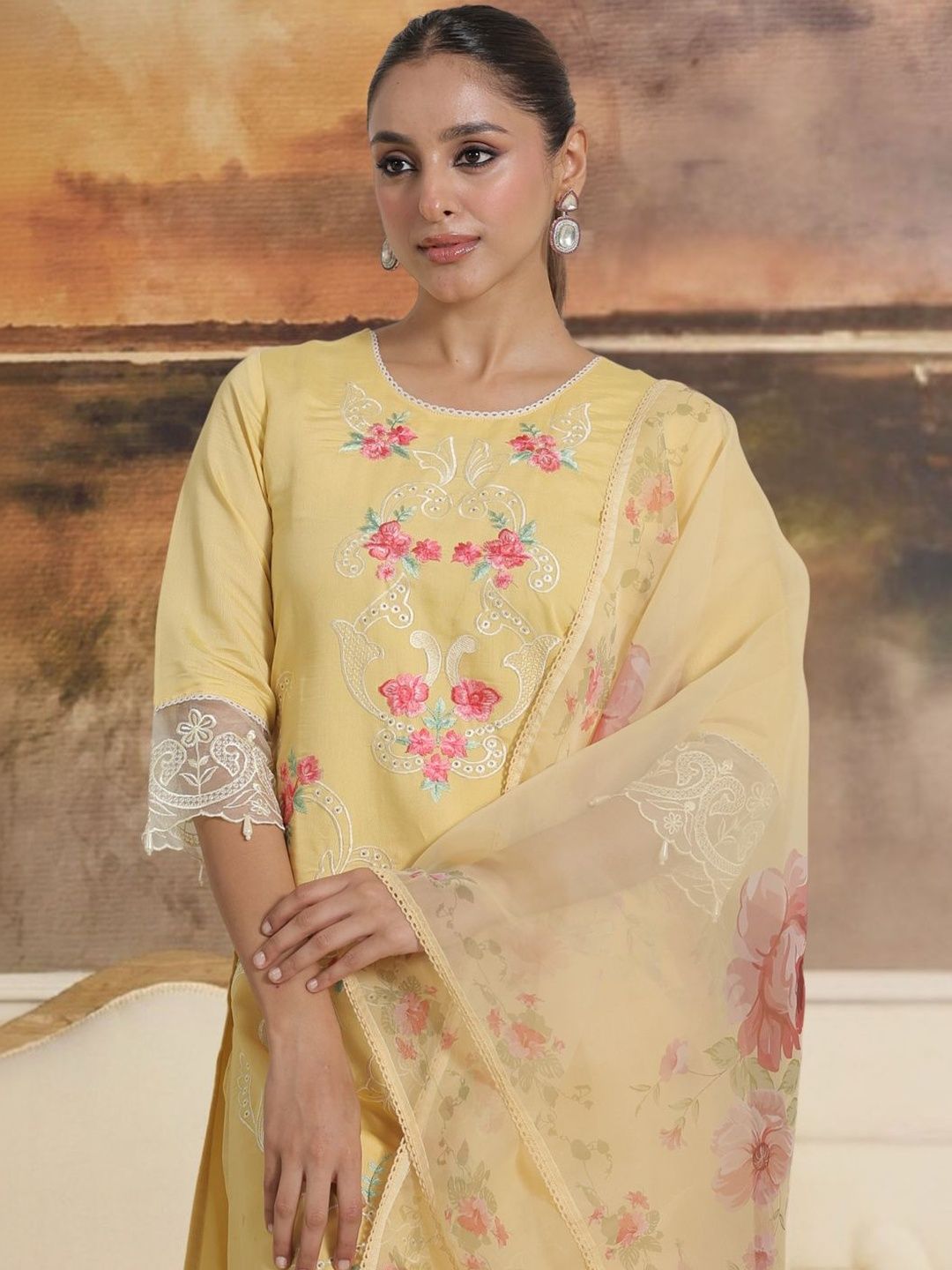 Women Floral Embroidered Regular Thread Work Kurta with Trousers & With Dupatta