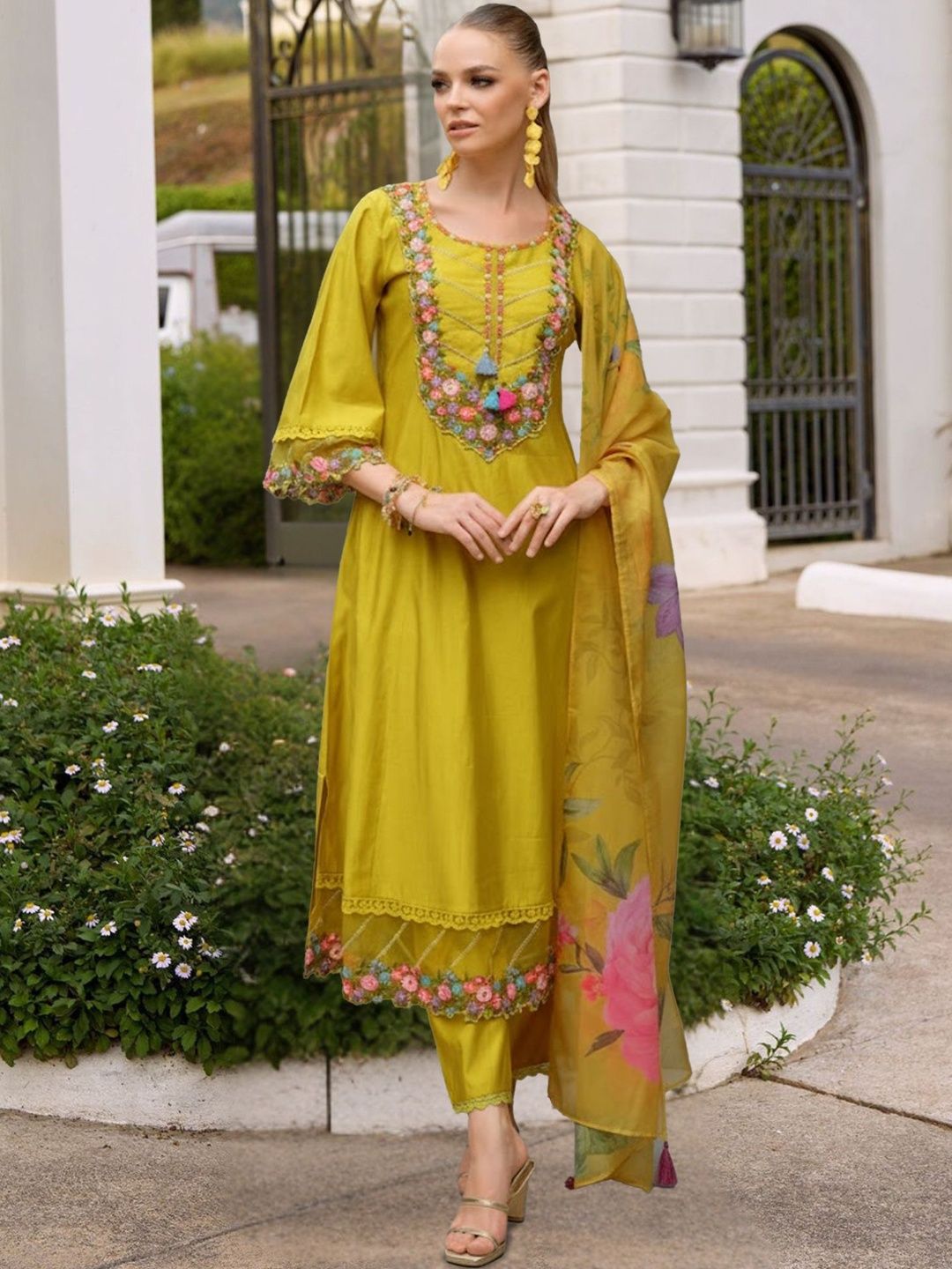 Women Floral Embroidered Regular Beads and Stones Liva Kurta with Trousers & With Dupatta