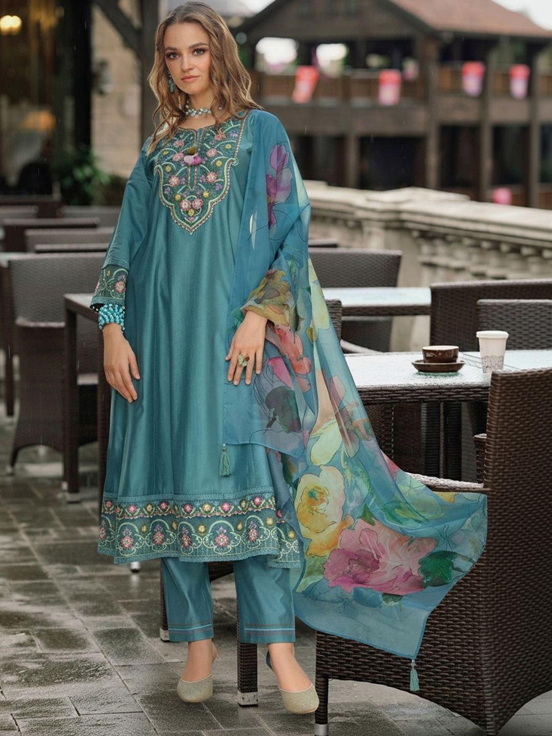 Women Floral Embroidered Regular Thread Work Liva Kurta with Trousers & With Dupatta